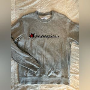 CHAMPION Crewneck 
Men’s Medium (fits a women’s medium)